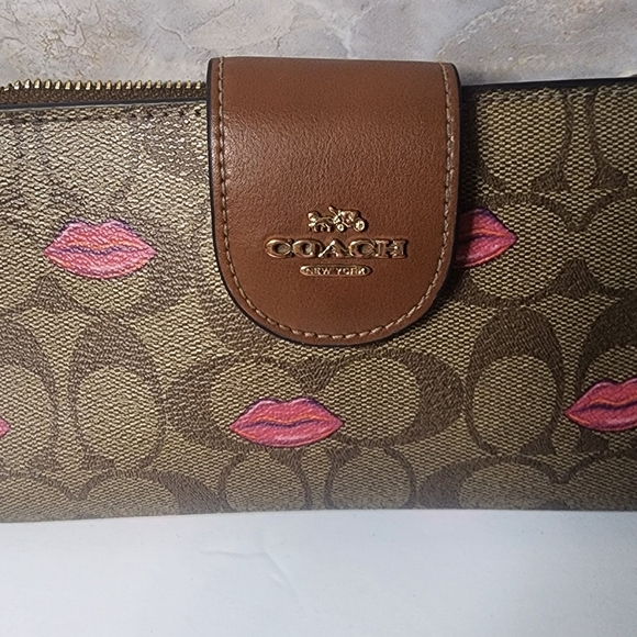 Coach Lips Wallet - Picture 3 of 7